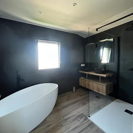 Avec Piscine Et Villa *