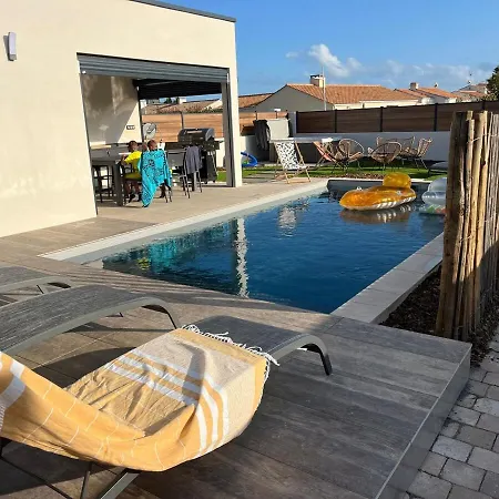 Avec Piscine Et Vila *