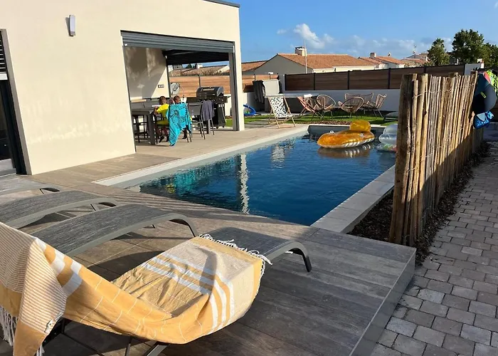 Avec Piscine Et Villa *