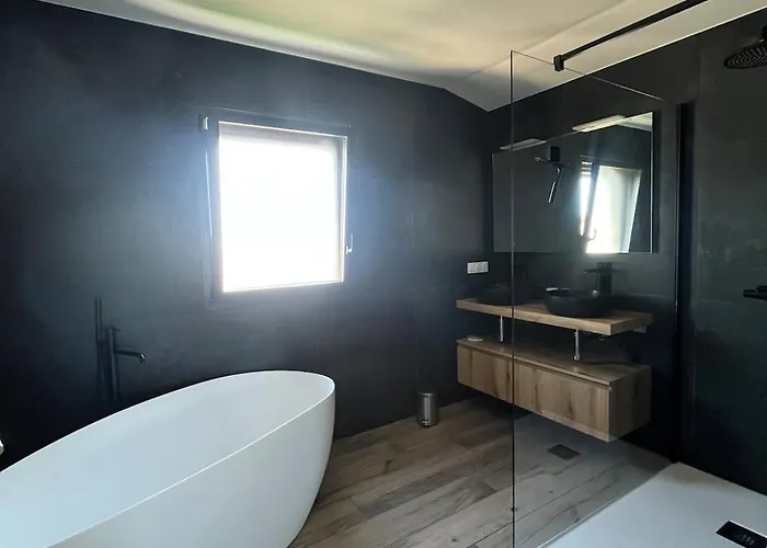 Avec Piscine Et Villa *